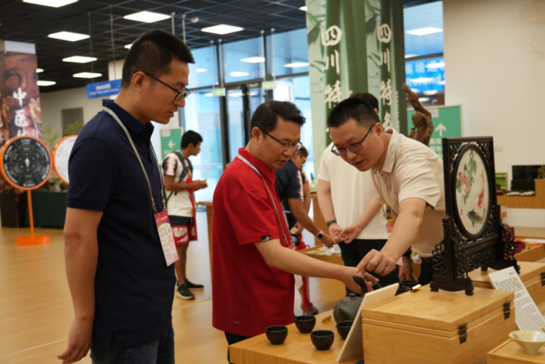 省月博集团领导到大运村“有礼在四川”四川特色商品馆调研指导工作